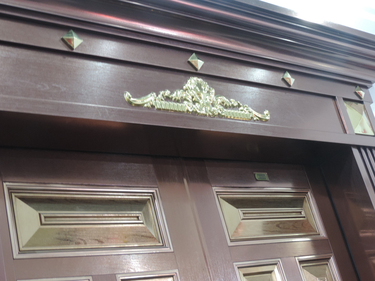 Một nhân viên bán sản phẩm này cho biết: "Khung và phần cứng của cửa chống cháy thường phải trải qua công đoạn kiểm tra và đánh dấu kí hiệu. Các dấu hiệu này sẽ tự động nở ra khi tiếp xúc với nhiệt độ cao để bịt kín không gian xung quanh cửa".