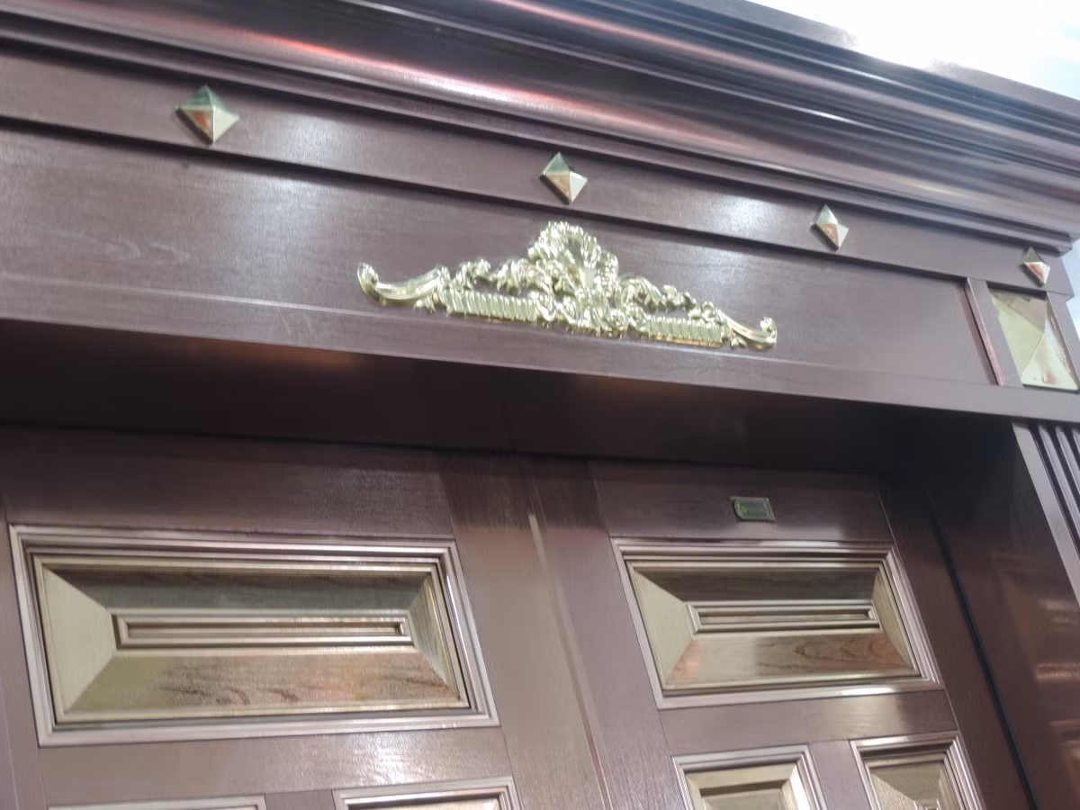 Một nhân viên bán sản phẩm này cho biết: "Khung và phần cứng của cửa chống cháy thường phải trải qua công đoạn kiểm tra và đánh dấu kí hiệu. Các dấu hiệu này sẽ tự động nở ra khi tiếp xúc với nhiệt độ cao để bịt kín không gian xung quanh cửa".