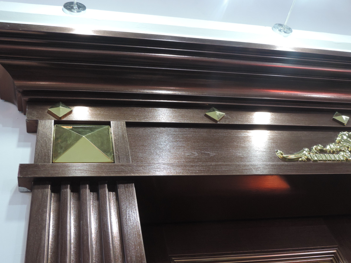 Cửa được gia công tỉ mỉ với những chi tiết trang trí đẹp mắt.