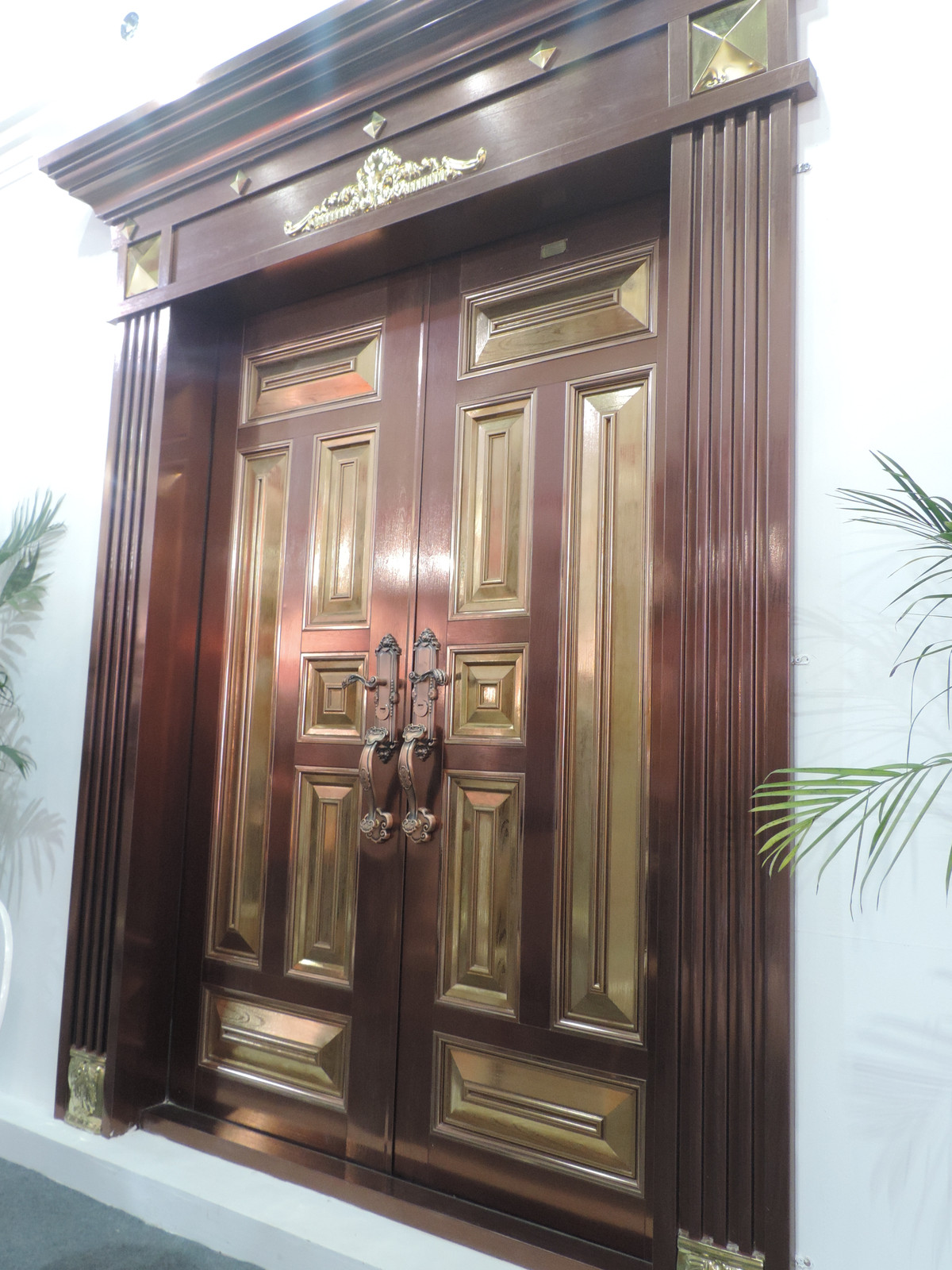 Một trong những ưu điểm khiến loại cửa này được ưa chuộng là nó có tác dụng ngăn chặn lửa lan rộng trong một thời gian khá dài. Điều này cho phép nhiều người cư ngụ có thời gian xử lý tình huống khẩn cấp lâu hơn.