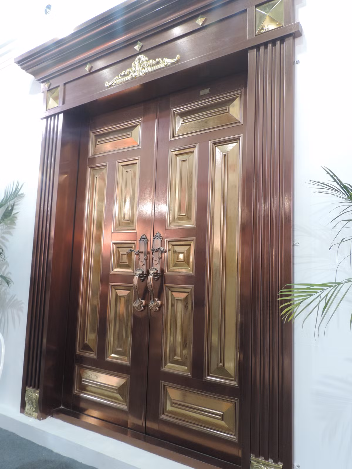 Một trong những ưu điểm khiến loại cửa này được ưa chuộng là nó có tác dụng ngăn chặn lửa lan rộng trong một thời gian khá dài. Điều này cho phép nhiều người cư ngụ có thời gian xử lý tình huống khẩn cấp lâu hơn.