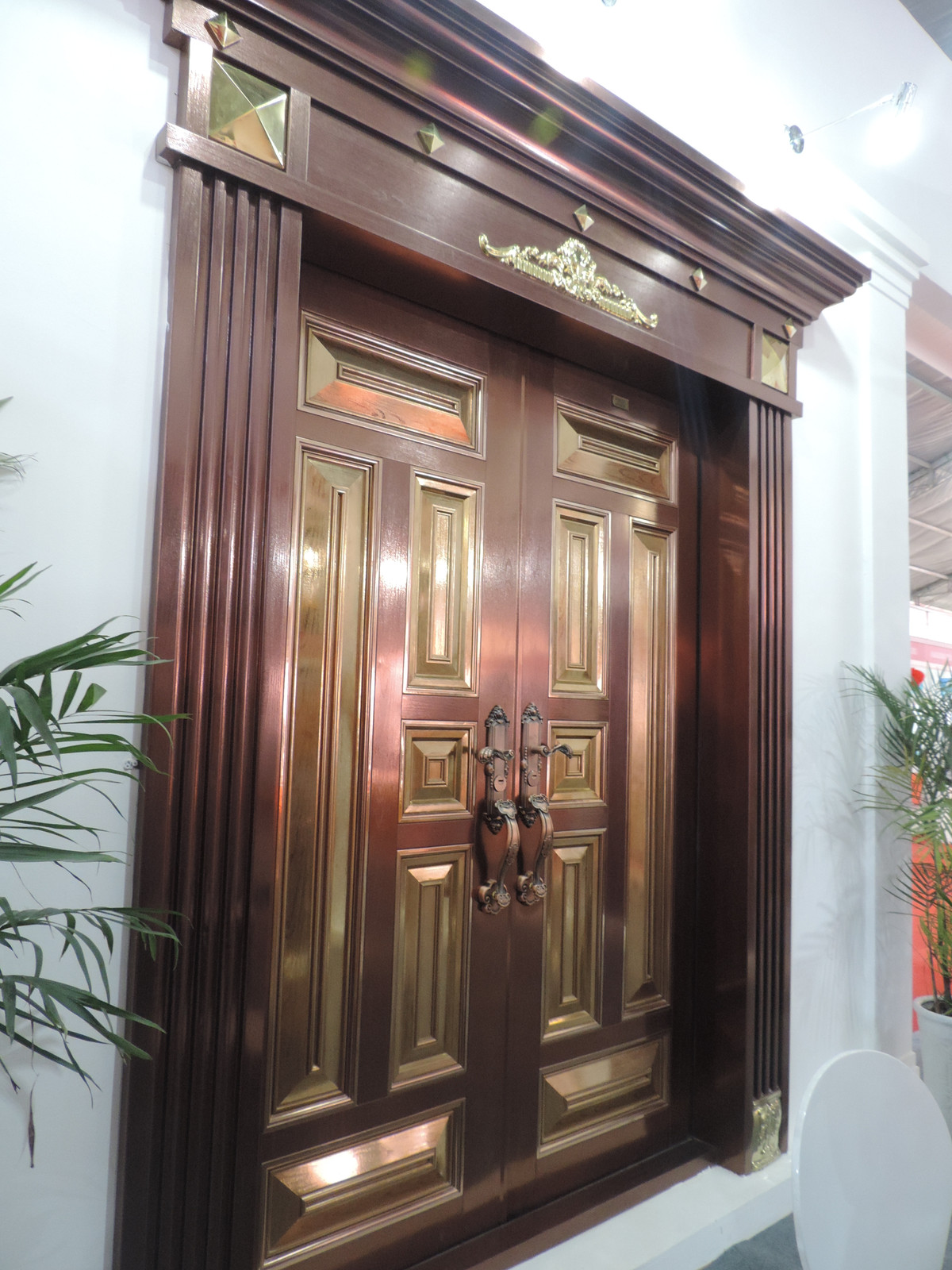 Cửa chống cháy được thiết kế đặc biệt nhằm làm chậm hoặc ngăn chặn lửa và khói cháy lan ra. Chính vì thế, trước tình trạng nhiều vụ cháy nhà chung cư nghiêm trọng xảy ra như hiện nay, việc đầu tư lắp đặt cửa chống cháy đan được nhiều người quan tâm.