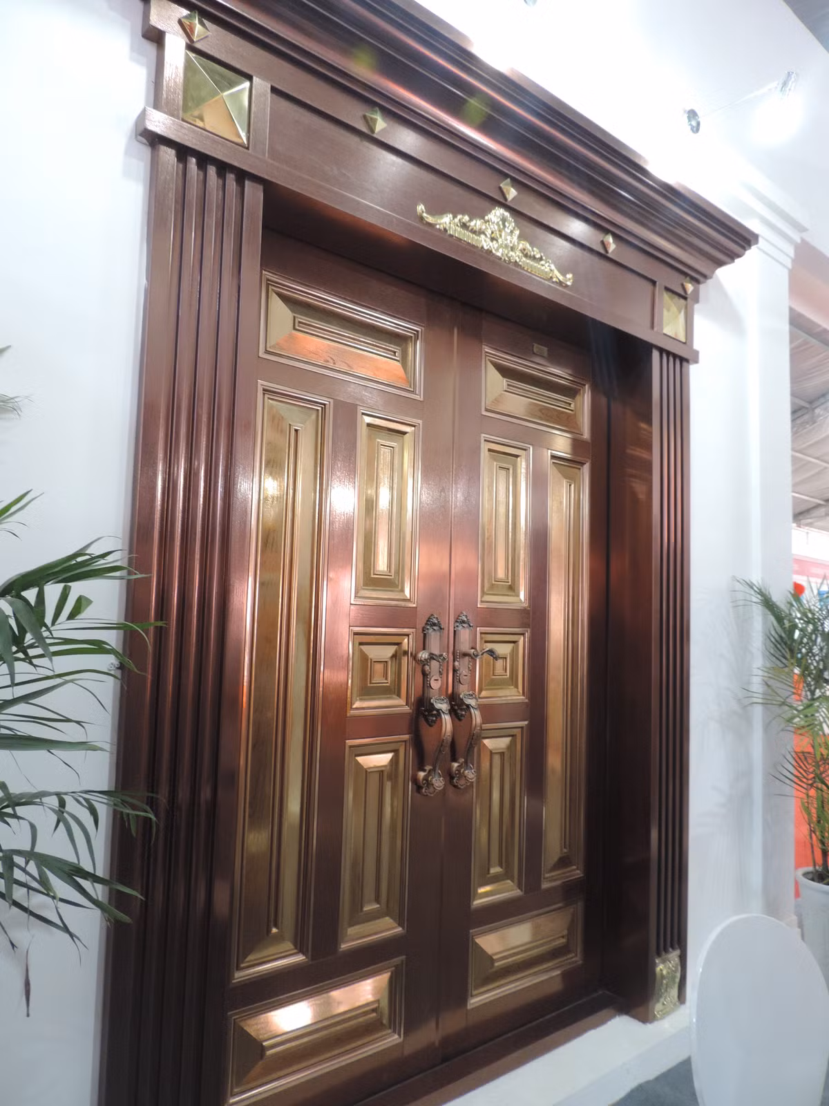 Cửa chống cháy được thiết kế đặc biệt nhằm làm chậm hoặc ngăn chặn lửa và khói cháy lan ra. Chính vì thế, trước tình trạng nhiều vụ cháy nhà chung cư nghiêm trọng xảy ra như hiện nay, việc đầu tư lắp đặt cửa chống cháy đan được nhiều người quan tâm.