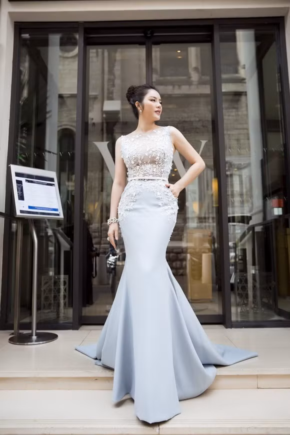 Trong đó, chú ý nhất là bộ váy dạ hội tuyệt đẹp nằm trong bộ sưu tập cao cấp Haute Couture thuộc Collection Thu Đông 2016 - 2017 cùng giá trị lến đến con số 45.000 USD (gần 1 tỷ đồng) gây choáng.