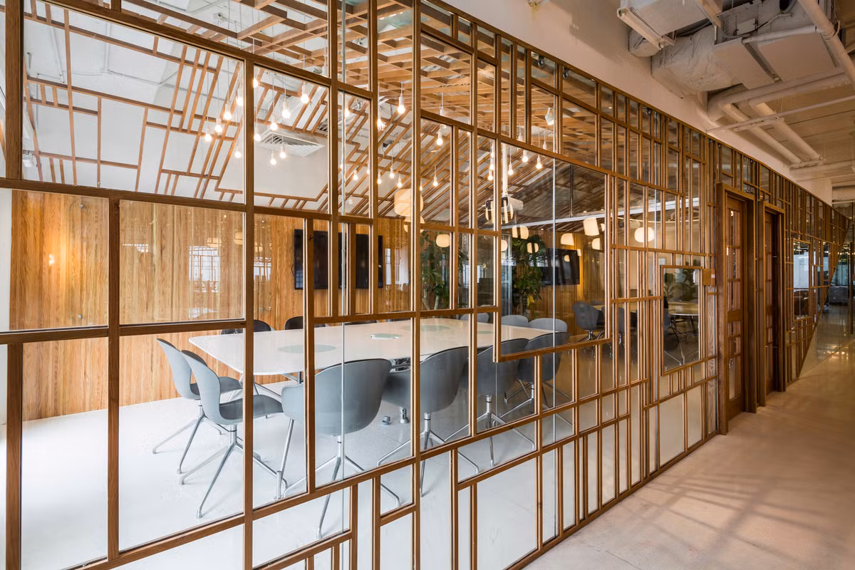 Cận cảnh phần tường kính pha gỗ khá lạ mắt.