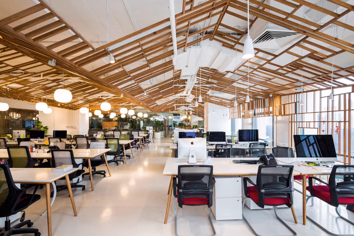 Sự xen kẽ khá độc đáo và tinh tế giữa các bức tường kính hiện đại và những thanh tre, gỗ mang tính cổ xưa tạo nên nét riêng có cho các khu văn phòng ở đây.