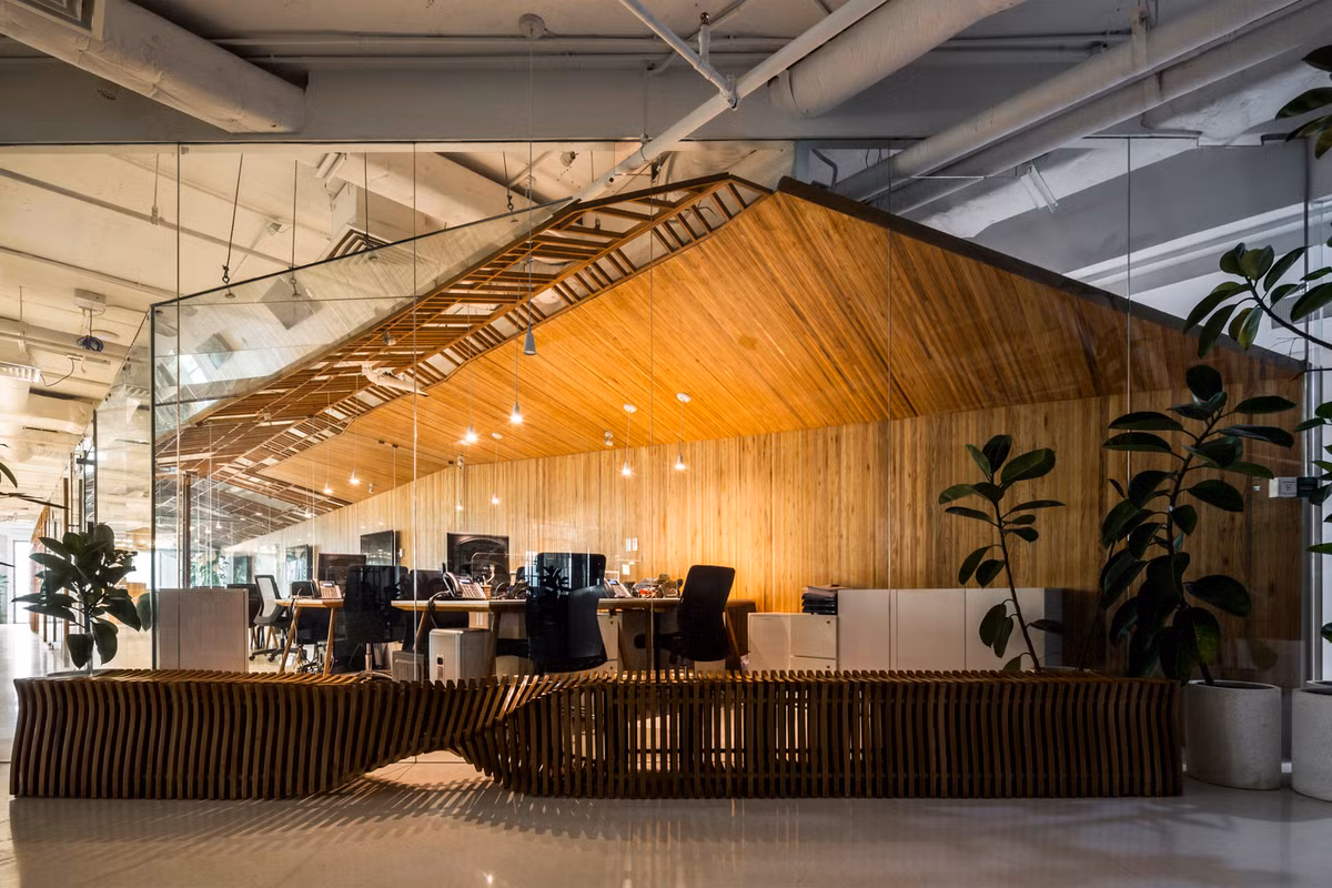 Thoạt nhìn có thể thấy hình ảnh những ngôi nhà tre đơn sơ, mộc mạc được tái hiện sống động.