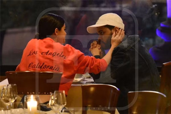 Một trong những hình ảnh hẹn hò đầu tiên của cặp đôi được chụp lén. Nữ ca sĩ tình tứ xoa mặt bạn trai khi cả hai đang dùng bữa trong một nhà hàng lãng mạn ở Florence (Italy) sau vài tuần hẹn hò.