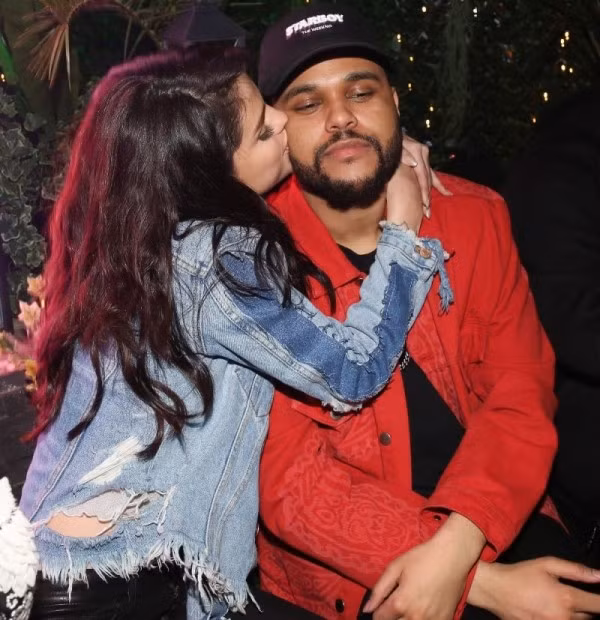 Trước khi đến với nhau, The Weeknd từng có thời gian dài hẹn hò với người mẫu Bella Hadid, còn Selena Gomez cũng vừa mới chia tay cuộc tình ngắn ngủi với Samuel Frost vào tháng 8/2016. Đại diện nam ca sĩ 27 tuổi khẳng định anh và Bella chia tay êm đẹp. Nhưng theo nhiều nguồn tin, Bella cảm thấy bị tổn thương và tức giận khi anh nhanh chóng vui vẻ bên tình mới sau khi đường ai nấy đi với cô.