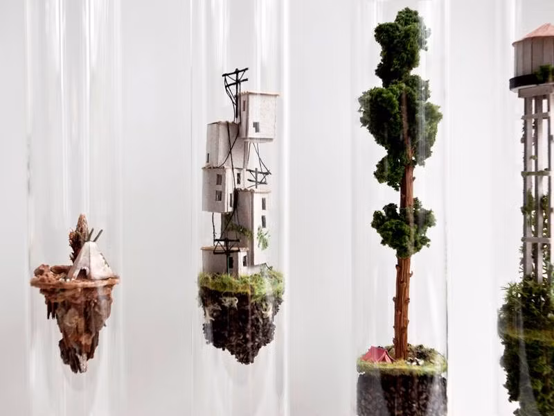 Những ai yêu thích những đồ vật lưu niệm chắc hẳn sẽ biết đến con thuyền nhỏ xíu trong chai thủy tinh. Công việc đưa một ngôi nhà mô hình vào miệng chai bé tí xíu không dễ dàng gì.