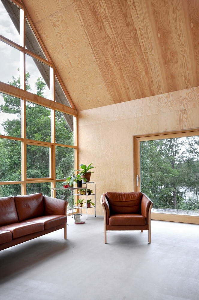 Trong khi đó, từ mặt phía nam của ngôi nhà có thể nhìn thấy cả thảm cỏ xanh ngát.