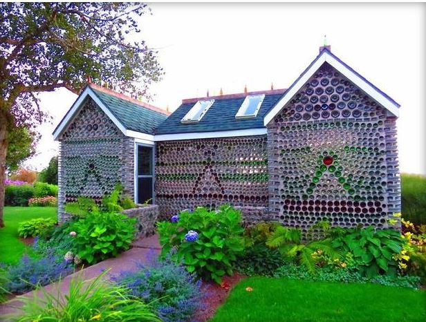 Còn ngôi nhà này được chủ nhân của nó xây dựng từ 25.000 vỏ chai. Ảnh: The bottle house.
