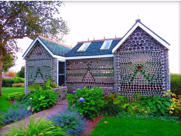 Còn ngôi nhà này được chủ nhân của nó xây dựng từ 25.000 vỏ chai. Ảnh: The bottle house.