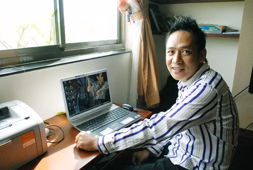 Căn hộ nhỏ này trông qua rất sạch sẽ dù kiến trúc không có gì đặc biệt. Phòng khách được thông với gian bếp nhỏ để tạo cảm giác thoáng và rộng hơn.