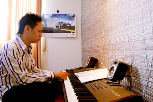 Góc làm việc của chàng nam ca sỹ “kiếp đỏ đen” cũng hết sức đơn giản với một cây đàn điện tử và chiếc máy tính xách tay nhỏ.