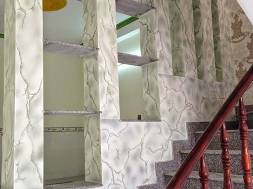 Cột nhà vuông giả đá tuy rẻ hơn nhưng vẫn đảm bảo tính thẩm mỹ cho ngôi nhà. Ảnh: gatadesign.