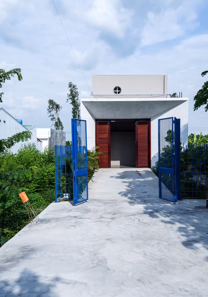 Ngôi nhà đẹp ở Vĩnh Long có diện tích 5 x 40m nhìn bên ngoài không khác gì những ngôi nhà ống bình thường nhưng lại được Tạp chí kiến trúc nổi tiếng Archdaily hết lời khen ngợi.