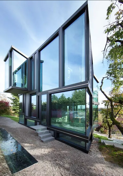 Ngôi nhà này sở hữu mặt tiền vô cùng độc đáo với 58 ô cửa kính có hình dạng và kích thước khác nhau. Ảnh: Homify.