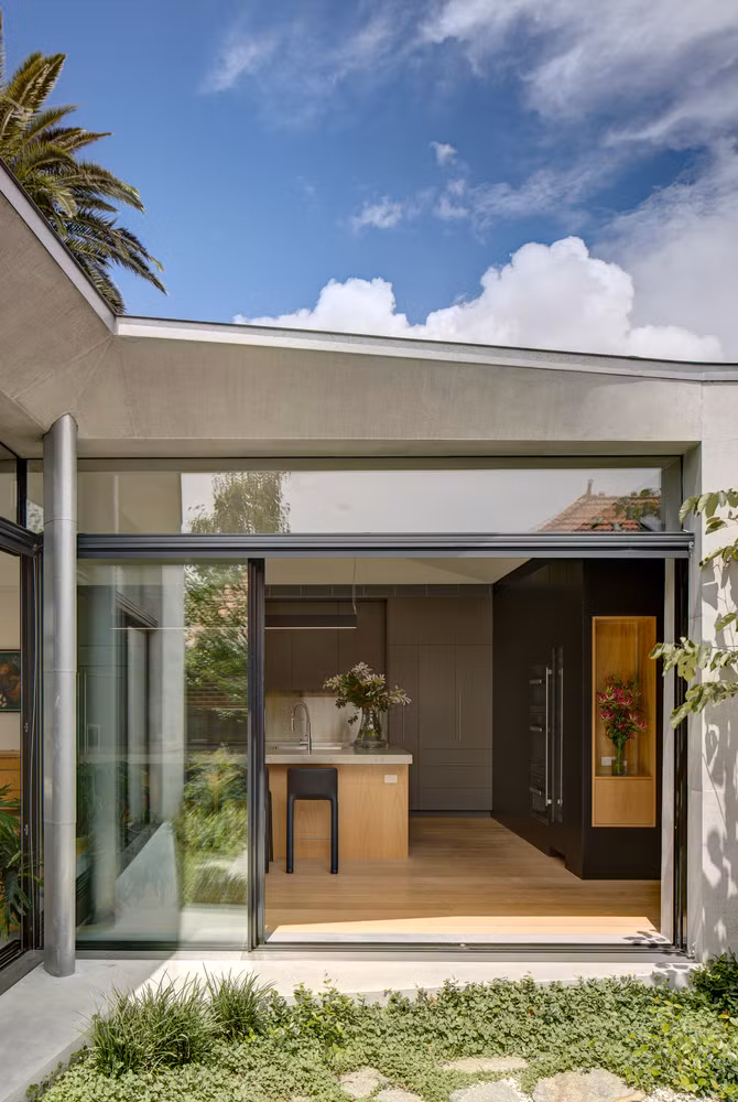 Ngoi nha co hinh dang ky la nhung dep mien che