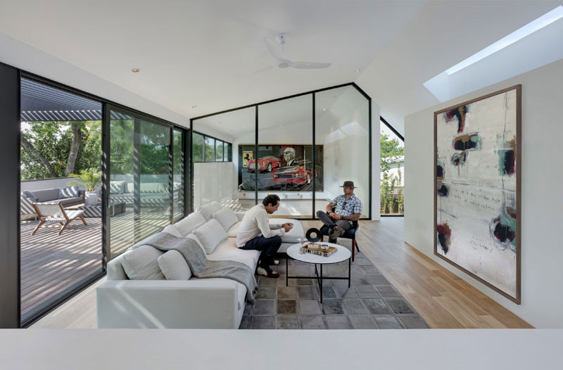 Trong khi đó, toàn bộ tầng 2 là khu vực sống của chủ nhà, được bài trí đơn giản nhưng vẫn tiện nghi.