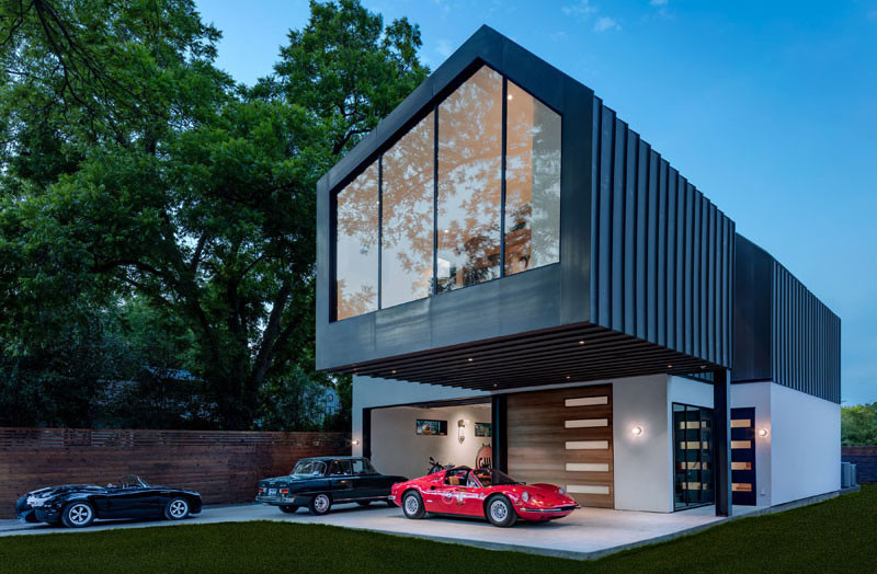 Tầng 2 được thiết kế đua ra ngoài để chủ nhân có thể đỗ xe ngoài trời nếu muốn mà không sợ mưa nắng.