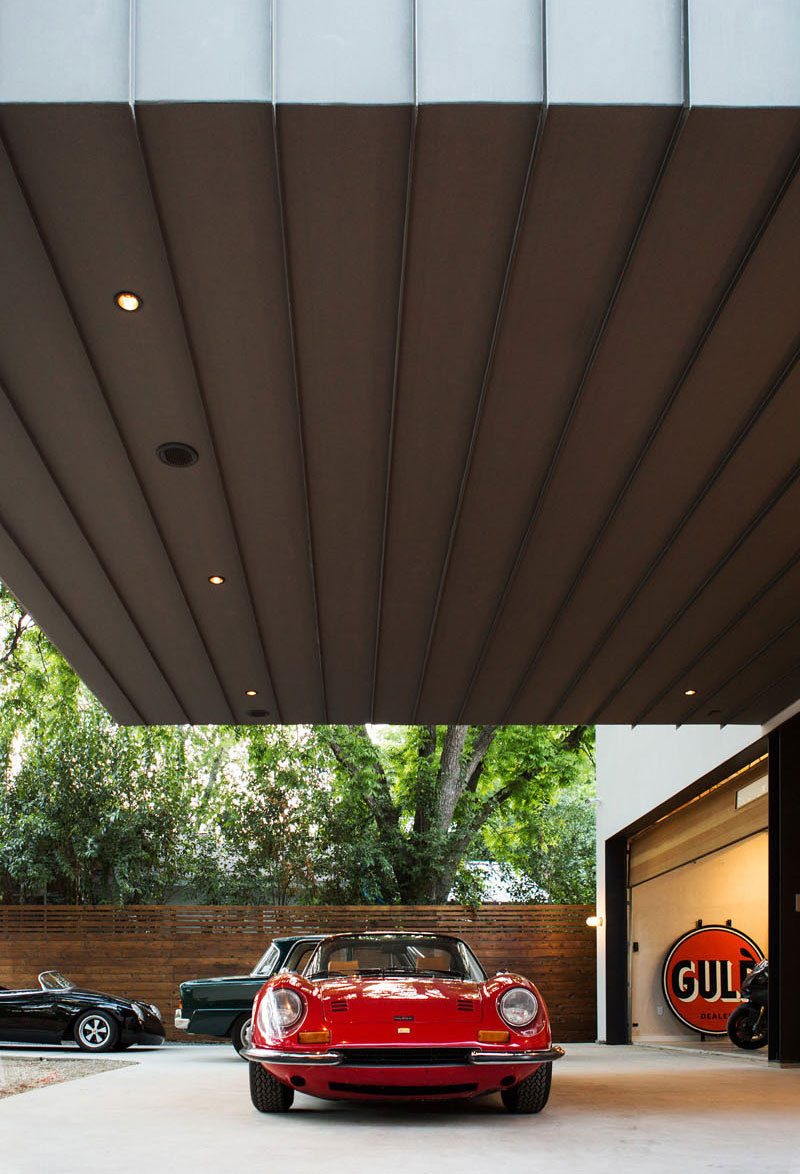 Tầng 1 cũng được thiết kế với 2 cửa ra vào lớn để việc di chuyển xe từ trong ra ngoài và ngược lại được thuận tiện hơn.