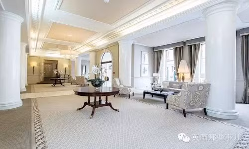 Khu ký túc xá thượng lưu Mayfair tại London, nằm cạnh công viên Hyde Park được xem là ký túc xá xa hoa và có chi phí thuê đắt đỏ nhất tại đây.