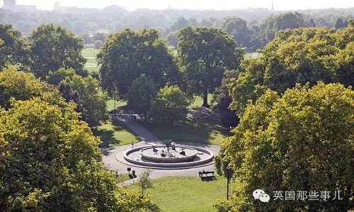 Bên ngoài ban công là khu vui chơi và sân vườn rộng lớn.