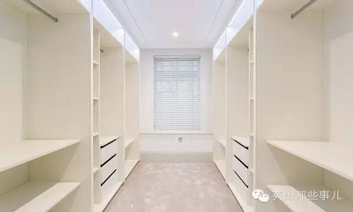 Chủ sở hữu ký túc cho biết, đây là ký túc xá sinh viên, chuyên dành cho các sinh viên thuộc “giới siêu giàu” đến từ các nước trong khu vực Trung Đông, Bắc Mỹ và châu Á. Trong ảnh là khu tủ đồ quần áo.