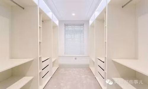 Chủ sở hữu ký túc cho biết, đây là ký túc xá sinh viên, chuyên dành cho các sinh viên thuộc “giới siêu giàu” đến từ các nước trong khu vực Trung Đông, Bắc Mỹ và châu Á. Trong ảnh là khu tủ đồ quần áo.