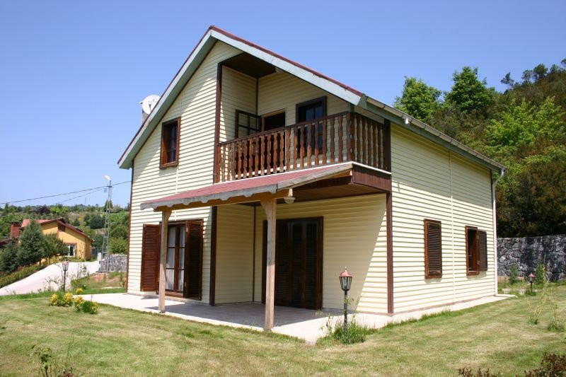 Mái có kết cấu hình tháp với độ dốc 30-40 độ tạo nên một hình dạng lều, giúp nước mưa dễ dàng chảy xuống và giúp trần nhà trở nên thông thoáng hơn. Ảnh: Tabiatahsap.