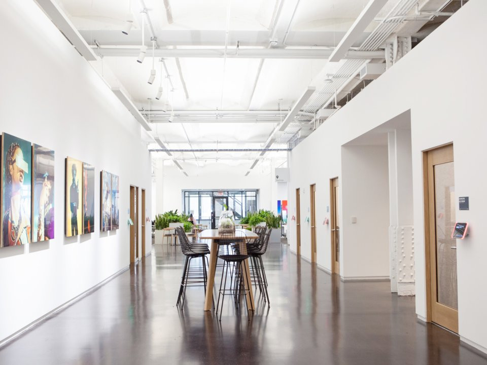 Năm 2015, Instagram lần đầu tiên mở văn phòng của mình ở New York chỉ với 3 nhân viên. Tính đến cuối năm nay, dự kiến số lượng nhân viên làm việc tại đây lên tới 350 người.