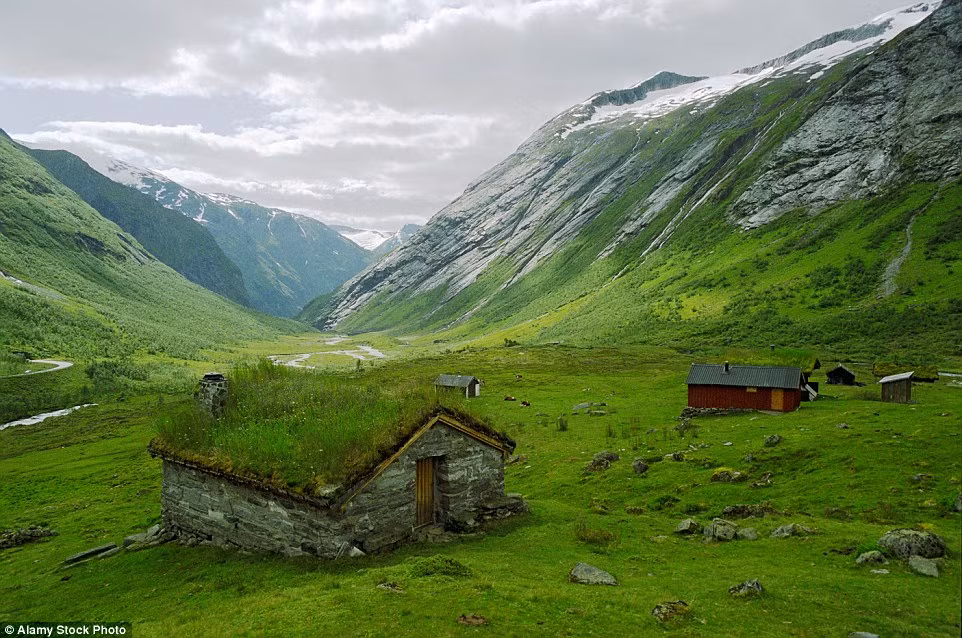 Một trong những ngôi nhà cỏ tuyệt đẹp nhất nằm giữa thung lũng giữa ngọn núi phủ tuyết ở Na Uy.