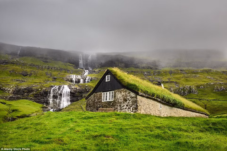 Ngôi nhà đá này có mái phủ đầy cỏ tươi, nằm bên cạnh thác nước thơ mộng, đẹp như tranh vẽ.