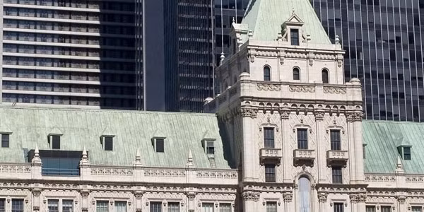 Căn hộ cao cấp nằm trên khu chung cư Big Apple. Dưới khu chung cư hoành tráng này tập trung nhiều đại lộ nổi tiếng như Fifth Ave hay East 35th.