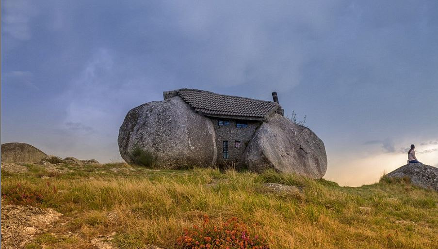 Nhà đá được xây dựng lấy cảm hứng từ bộ phim hoạt hình mang tên “Gia đình Flintstones”. Ảnh archdaily.