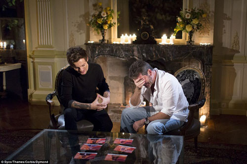 Giám khảo Simon cùng với Louis Tomlinson - thành viên nhóm nhạc One Direction - trong phòng khách đang đau đầu tìm ra những thí sinh xuất sắc nhất.