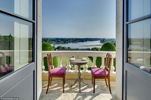 Đồ đạc trong ngôi biệt thự vẫn giữ nguyên từ nhiều năm trước nhưng hiện được tân trang lại sạch sẽ tinh tươm và mang phong cách hoàng gia.