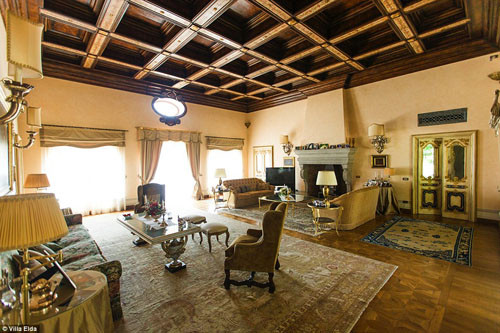 Hay phòng khách rộng hiện đại rất thích hợp cho các thí sinh trò chuyện và tập luyện.