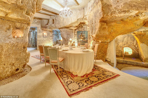 Tòa lâu đài này gồm có 16 phòng ngủ, một hồ bơi trong nhà, khu vườn thượng uyển rộng rãi và thậm chí còn có một căn phòng ngầm dưới đất.