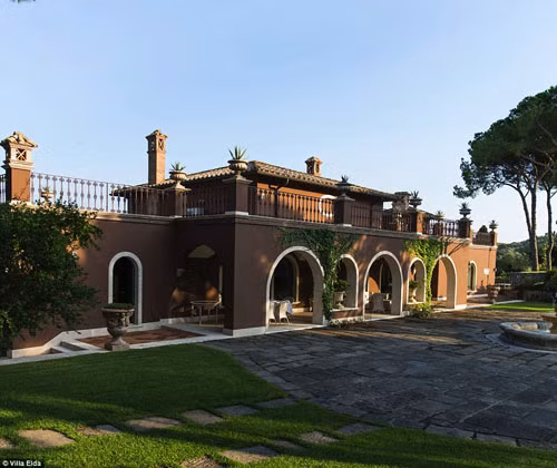 Biệt thự chỉ cách Rome 30 phút lái xe. Là nơi thuận tiện nhất để đến các điểm du lịch của thành phố. Tất nhiên, nó cũng có bãi đỗ trực thăng riêng rộng rãi.