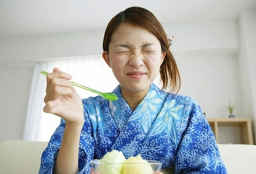 Loại cam thảo này có khá nhiều lượng ammoniac do vậy mà kem có mùi khai nồng nặc. Tuy vậy nó vẫn được rất nhiều người ưa chuộng.