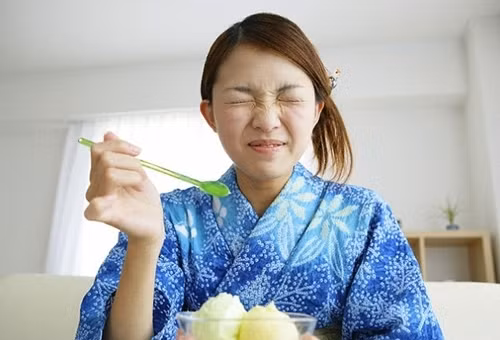 Loại cam thảo này có khá nhiều lượng ammoniac do vậy mà kem có mùi khai nồng nặc. Tuy vậy nó vẫn được rất nhiều người ưa chuộng.