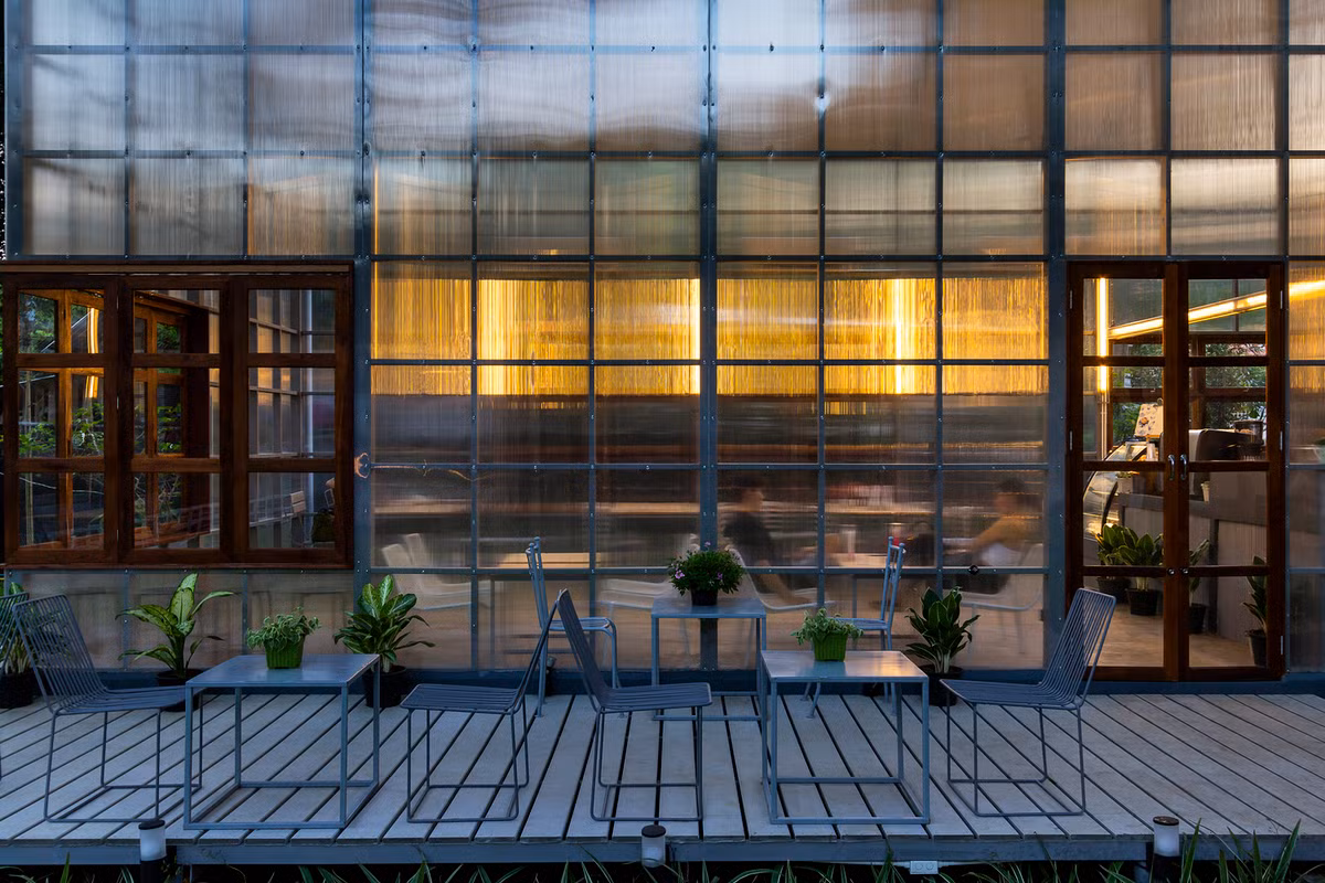 Chính vì vậy mà có tới hơn một nửa số chỗ ngồi được sắp xếp phía bên ngoài quán để thực khách có thể gần gũi hơn với thiên nhiên.