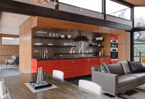 Bếp kết hợp phòng khách. Căn bếp khiêm tốn này lại trở nên rất đặc biệt khi gia chủ kết hợp màu ghế salon và màu tủ bếp. Phong cách tông xuyệt tông khiến cho bếp và phòng khách trở nên dễ gần hơn bao giờ hết.