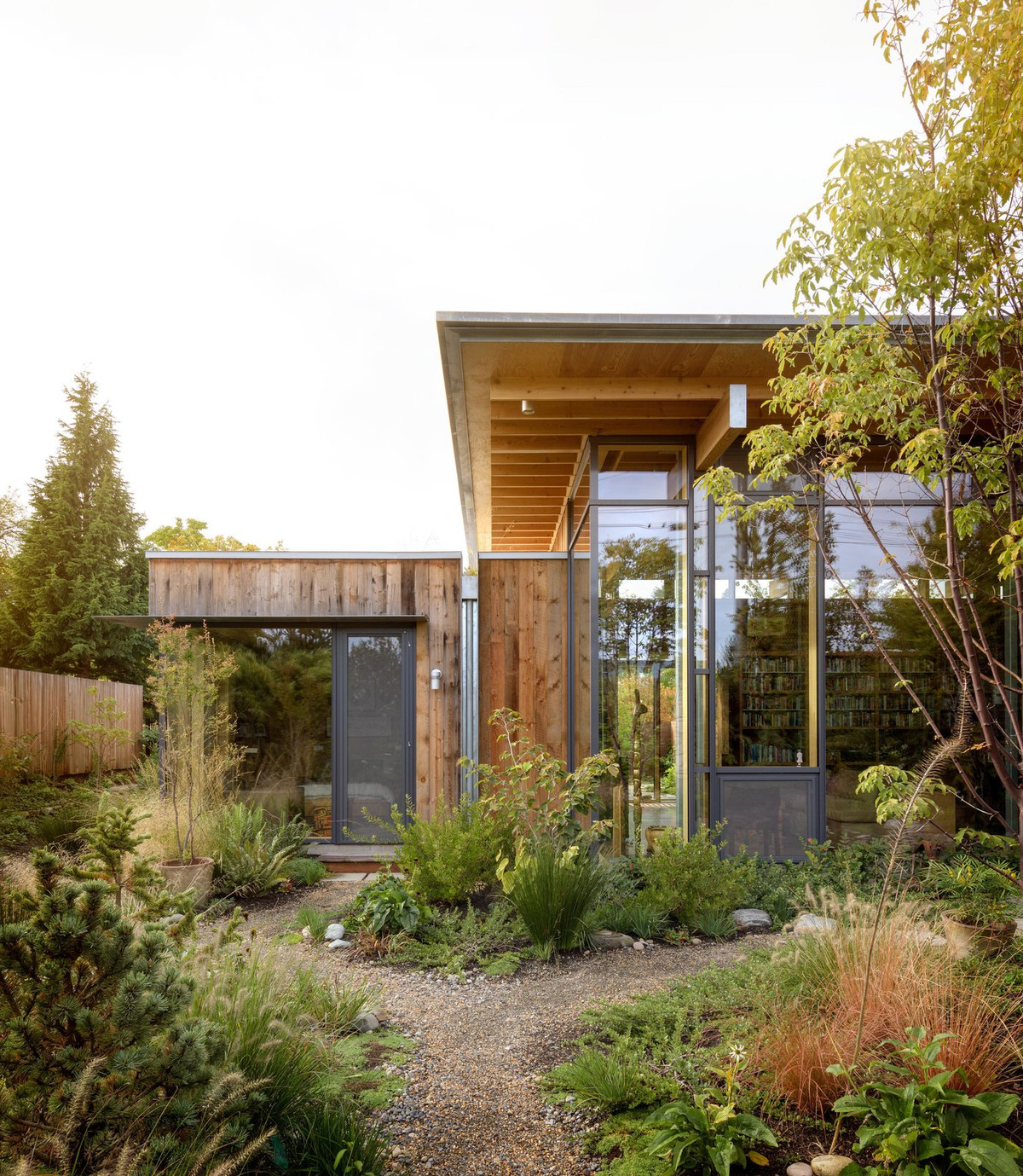 Tọa lạc tại thành phố Seattle, ngôi nhà gỗ này dường như trở thành một nơi “trú ẩn” tách biệt với cuộc sống thành thị bên ngoài.