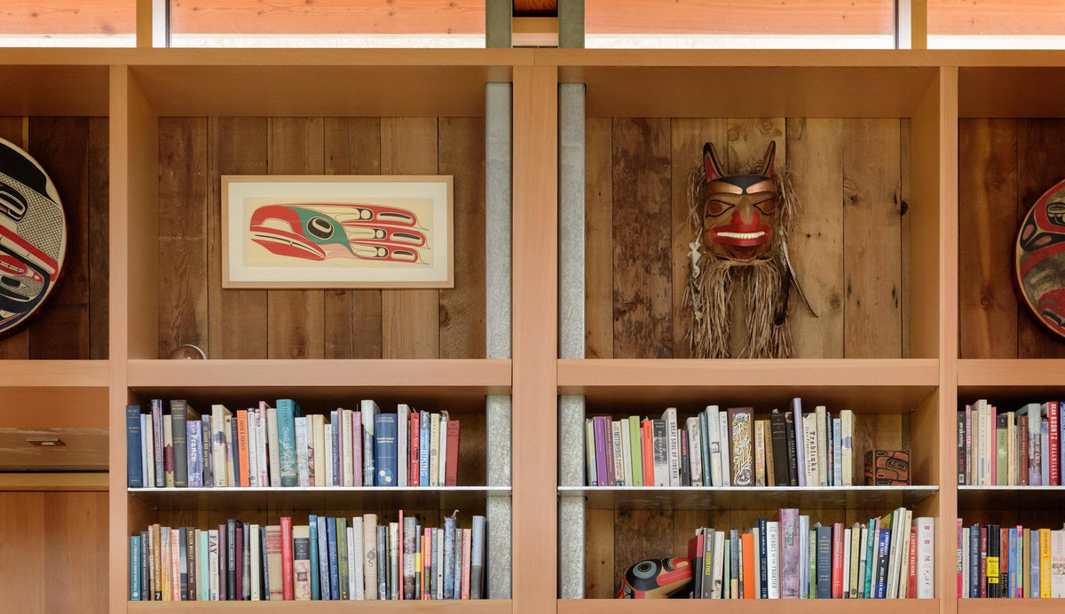 Cận cảnh chiếc giá sách của chủ nhà.