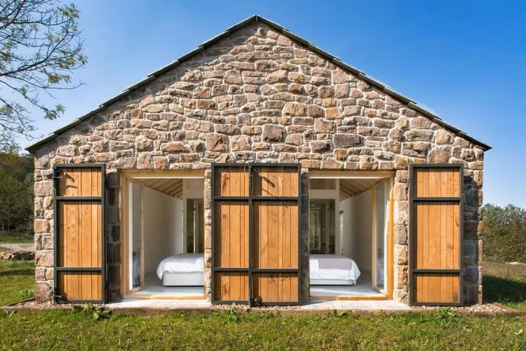 Ngôi nhà có hai phòng ngủ, mỗi phòng ngủ lại sở hữu một nhà tắm riêng.