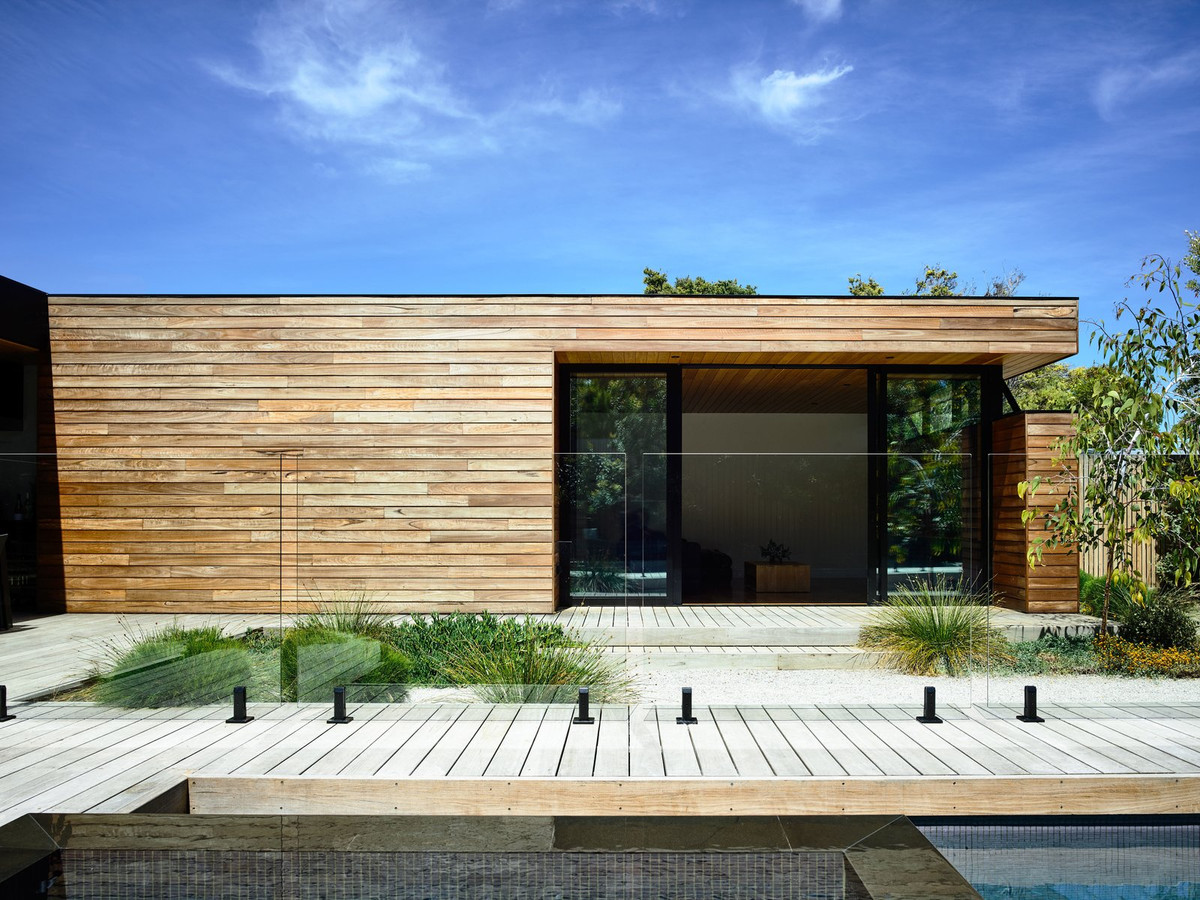 Tường kính cường lực trong suốt được sử dụng thay vì vật liệu gạch truyền thống.