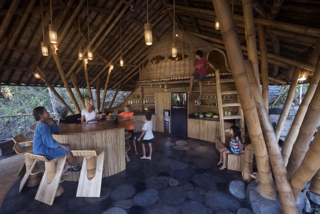 Từ sàn nhà, lan can hay mái hiên đều được làm bằng tre - vật liệu có độ cứng cao nhưng lại rất dễ uốn. Ảnh Greenvillagebali.